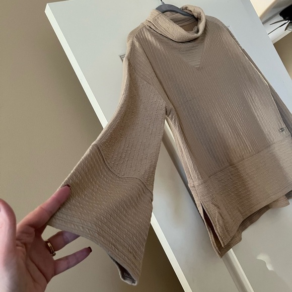 NWT Tahari Sport Viscose blend Pullover Oversized Women’s size small - Picture 3 of 16